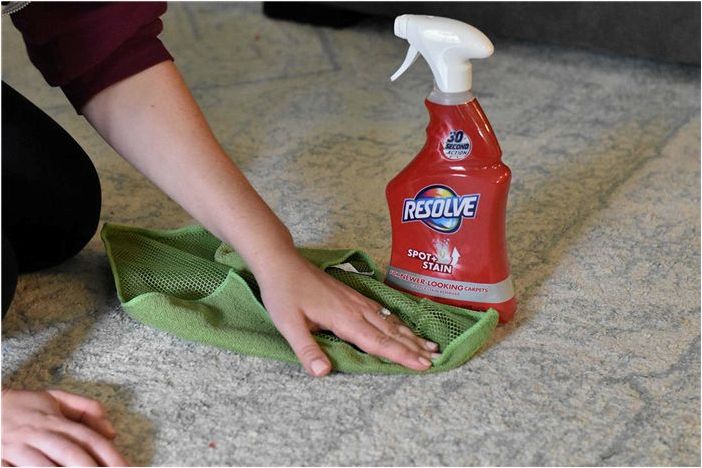 Resolve Triple Oxi Advanced Carpet Cleaner работает с пятнами мгновенно