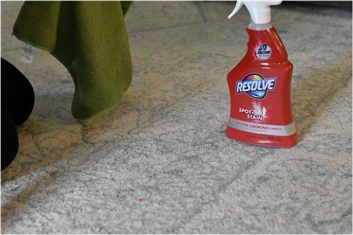 Resolve Triple Oxi Advanced Carpet Cleaner работает с пятнами мгновенно