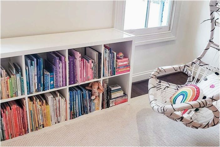 Стоит ли упорядочивать книги по цвету? Эксперты взвешивают
