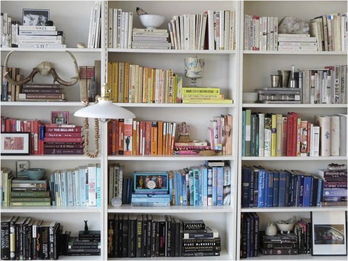 Стоит ли упорядочивать книги по цвету? Эксперты взвешивают