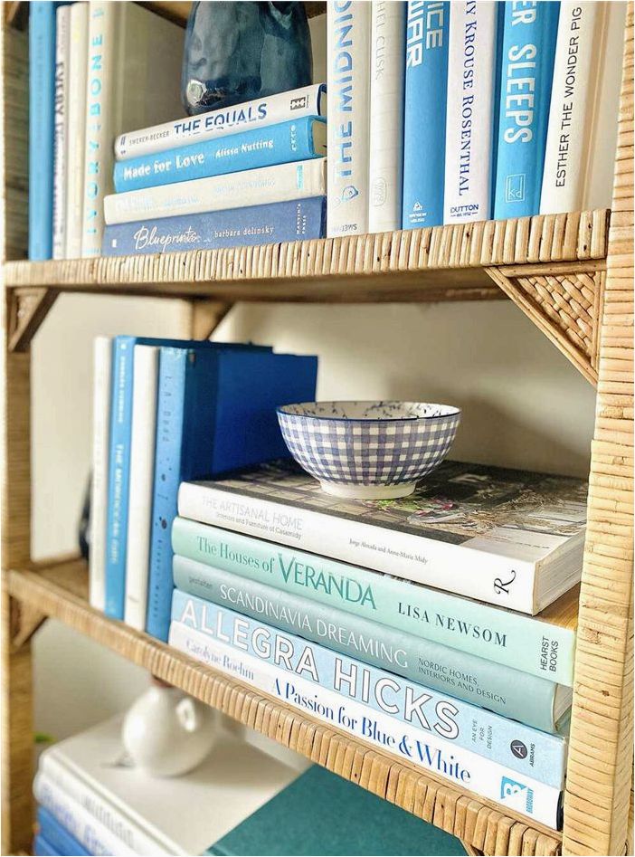Стоит ли упорядочивать книги по цвету? Эксперты взвешивают