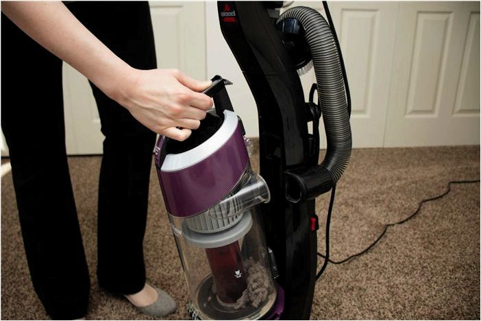 Безмешковый пылесос Bissell CleanView справляется с поставленной задачей